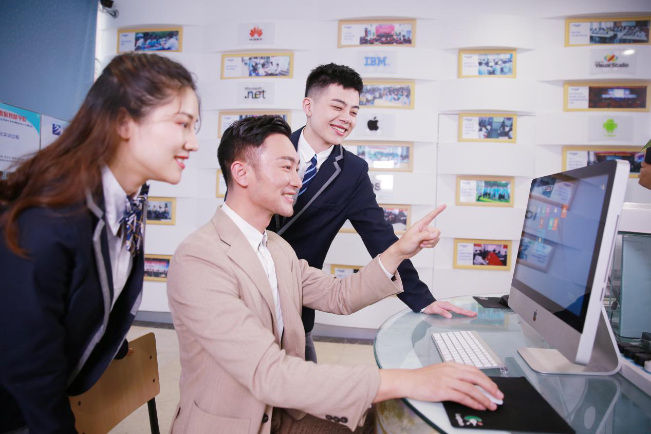 What？聽說新華云課堂能帶你走出傳統(tǒng)課堂，享受個(gè)性化學(xué)習(xí)！