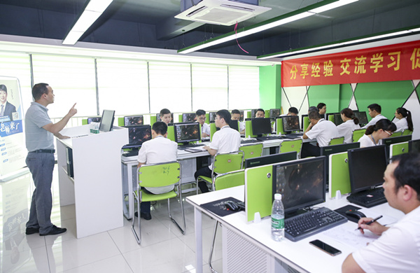 百家名師進(jìn)校園，助力教改新方向
