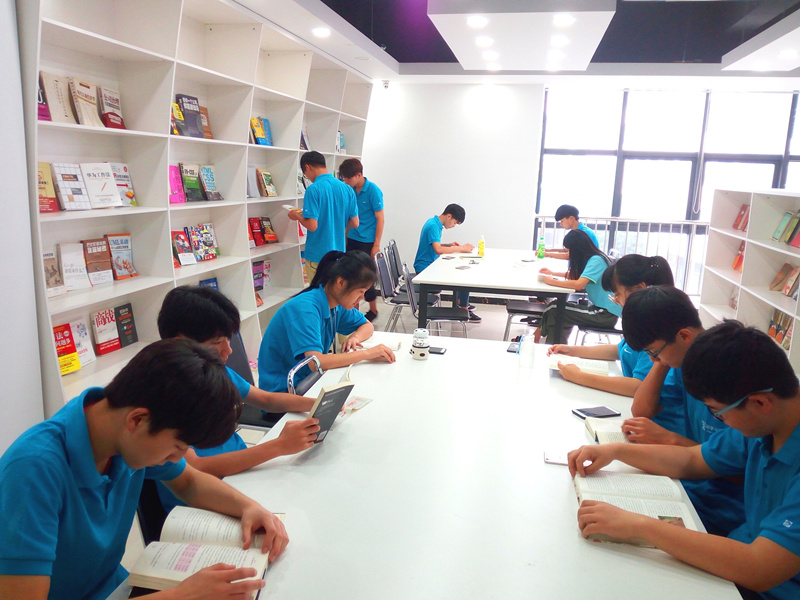 技校里面有什么<a href=http://njxh.cn target=_blank class=infotextkey>專業(yè)</a>？適合初中去學(xué)習(xí)么？