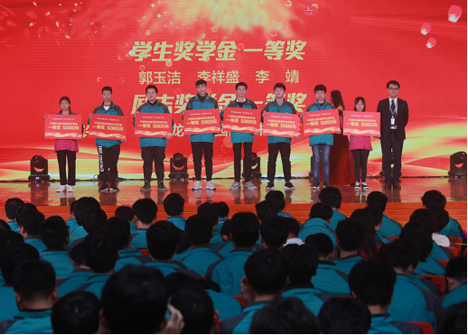 新華電腦教育：帶薪實訓(xùn)，邊拿薪水邊學(xué)習(xí)