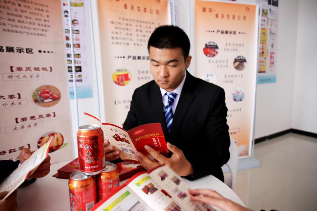燃爆！麗江石榴哥現(xiàn)場(chǎng)連麥新華電商<a href=http://njxh.cn target=_blank class=infotextkey>專業(yè)</a>學(xué)子