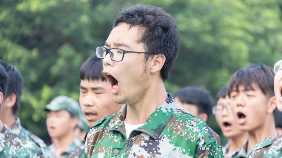 新華“三教三訓(xùn)”之軍訓(xùn)|揮灑汗水書寫迷彩青春！