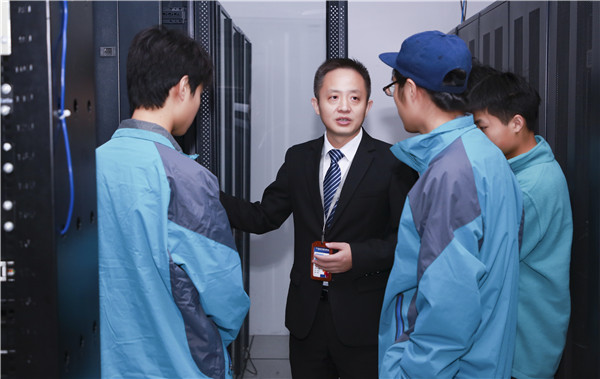 初<a href=http://njxh.cn target=_blank class=infotextkey>高中</a>畢業(yè)學(xué)什么好？