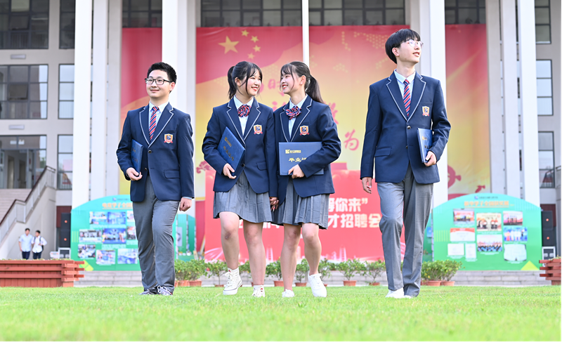 12位學(xué)霸天團(tuán)推薦新華電腦學(xué)校，你不了解一下嗎？