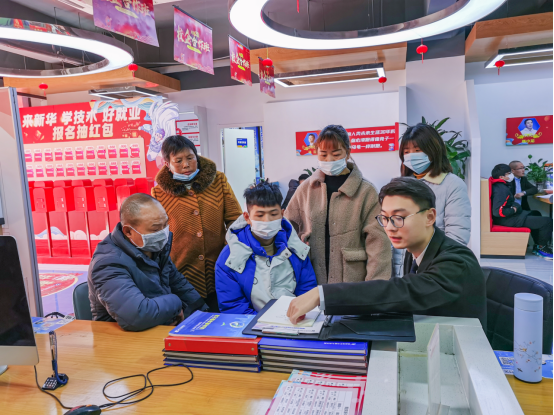 南京新華電腦專修學(xué)院330校園專場咨詢?nèi)栈顒映晒εe辦！
