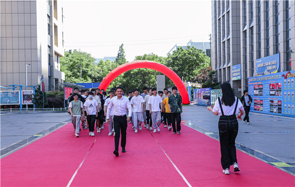 巔峰實(shí)習(xí)，京彩有你 ——南京新華京東618實(shí)習(xí)項(xiàng)目總結(jié)與表彰大會圓滿結(jié)束