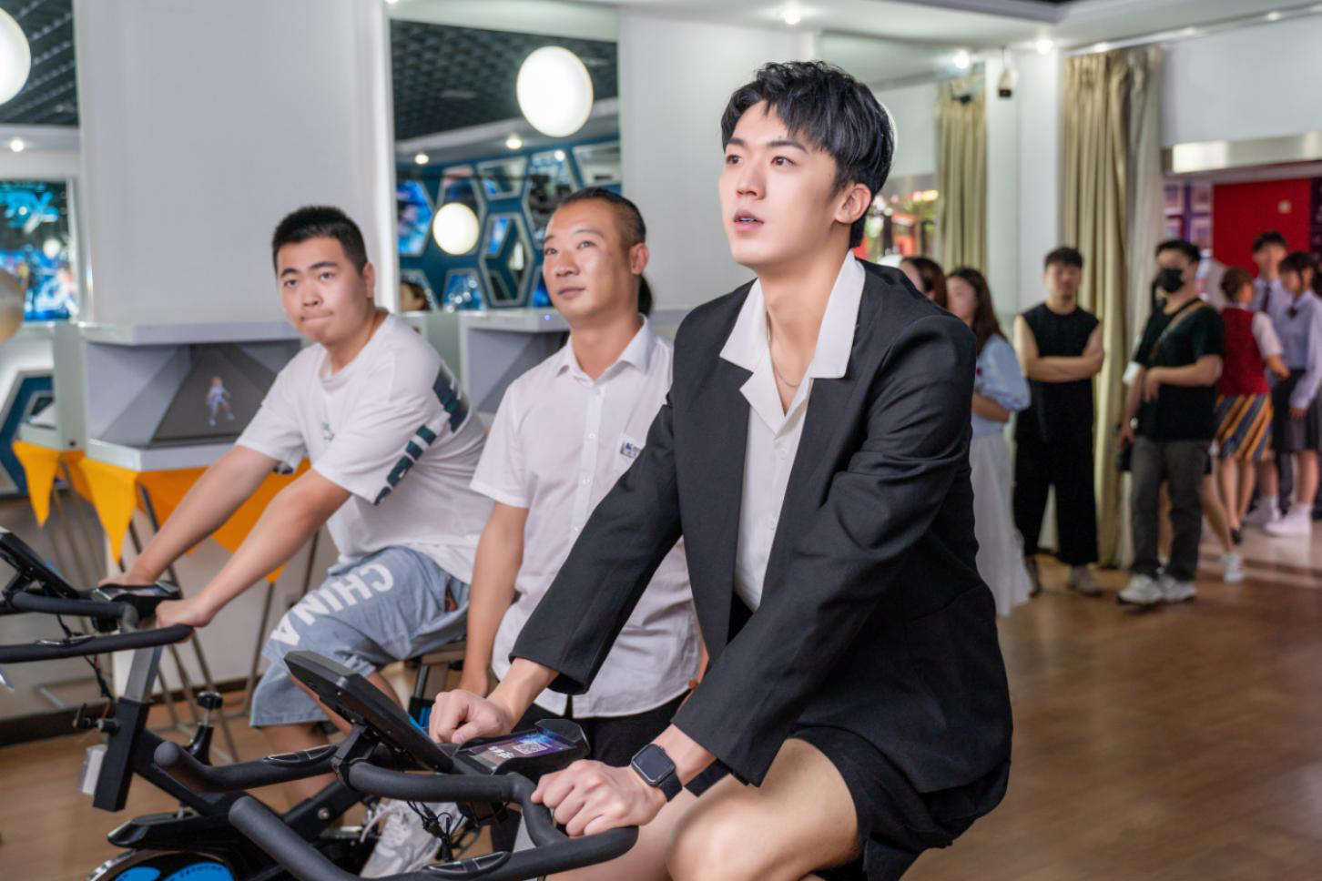 明星帶路|盧東旭探秘校園黑科技，直擊新華硬實力！