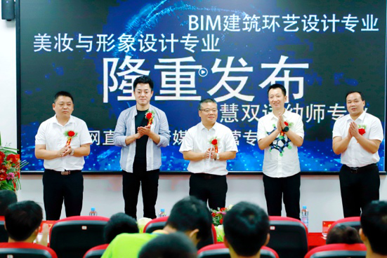 傳遞向上力量！新華電腦學?！独蠋焷砹恕?月繼續(xù)開講！
