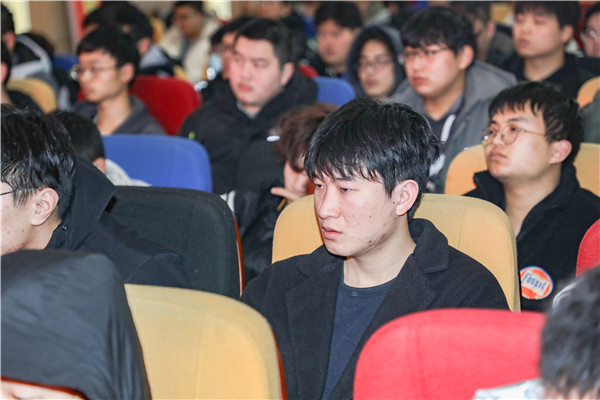 就業(yè)問(wèn)題是重大的經(jīng)濟(jì)社會(huì)問(wèn)題，具有重要性、緊迫性和長(zhǎng)期性，“就業(yè)難”成了絕大多數(shù)年輕人心中的困惑。為幫助我校學(xué)生做出清晰明確的就業(yè)規(guī)劃，提高同學(xué)們的就業(yè)競(jìng)爭(zhēng)力，2022年2月25日上午，南京新華平面設(shè)計(jì)的聞繪敏講師于學(xué)術(shù)報(bào)告廳為同學(xué)們開(kāi)展了以“新職業(yè)，新技術(shù)，新青年”為主題的畢業(yè)生職業(yè)規(guī)劃及求職技巧講座。