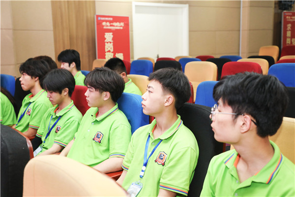為幫助我校學(xué)生明確職業(yè)生涯規(guī)劃，確定個(gè)人職業(yè)方向，強(qiáng)化職業(yè)規(guī)劃意識，更好地樹立個(gè)人理想，2022年7月29日，南京新華電腦專修學(xué)校在學(xué)術(shù)報(bào)告廳舉行第十二屆職業(yè)生涯規(guī)劃演講大賽