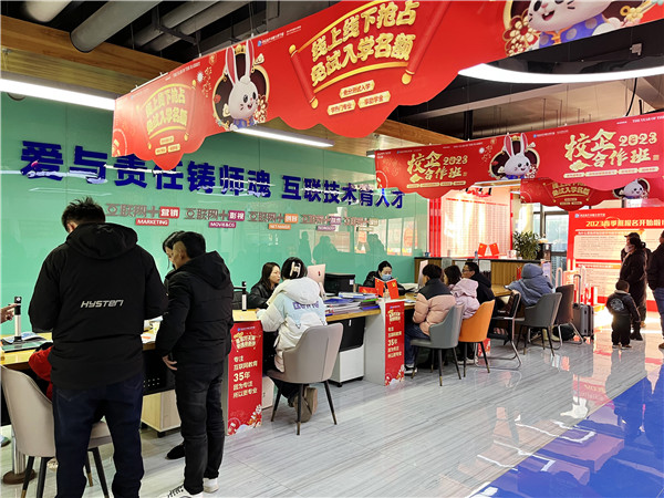 喜迎開學(xué) 圓夢(mèng)新華|直擊南京新華火熱報(bào)名現(xiàn)場(chǎng)！