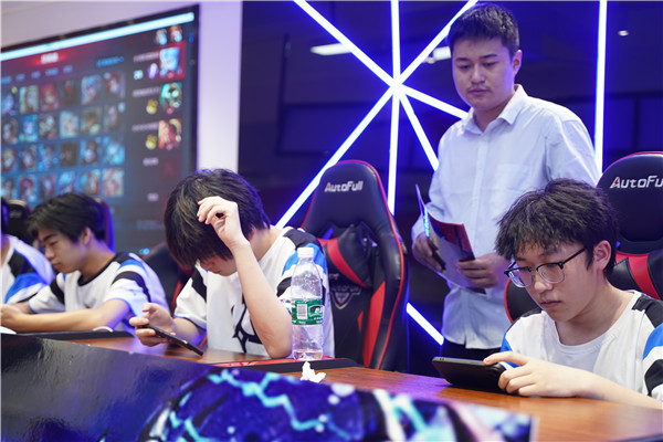 恭喜！我校學(xué)生代表隊(duì)榮獲2023 年“迎亞運(yùn)”新華電腦教育王者榮耀電競(jìng)對(duì)抗賽亞軍
