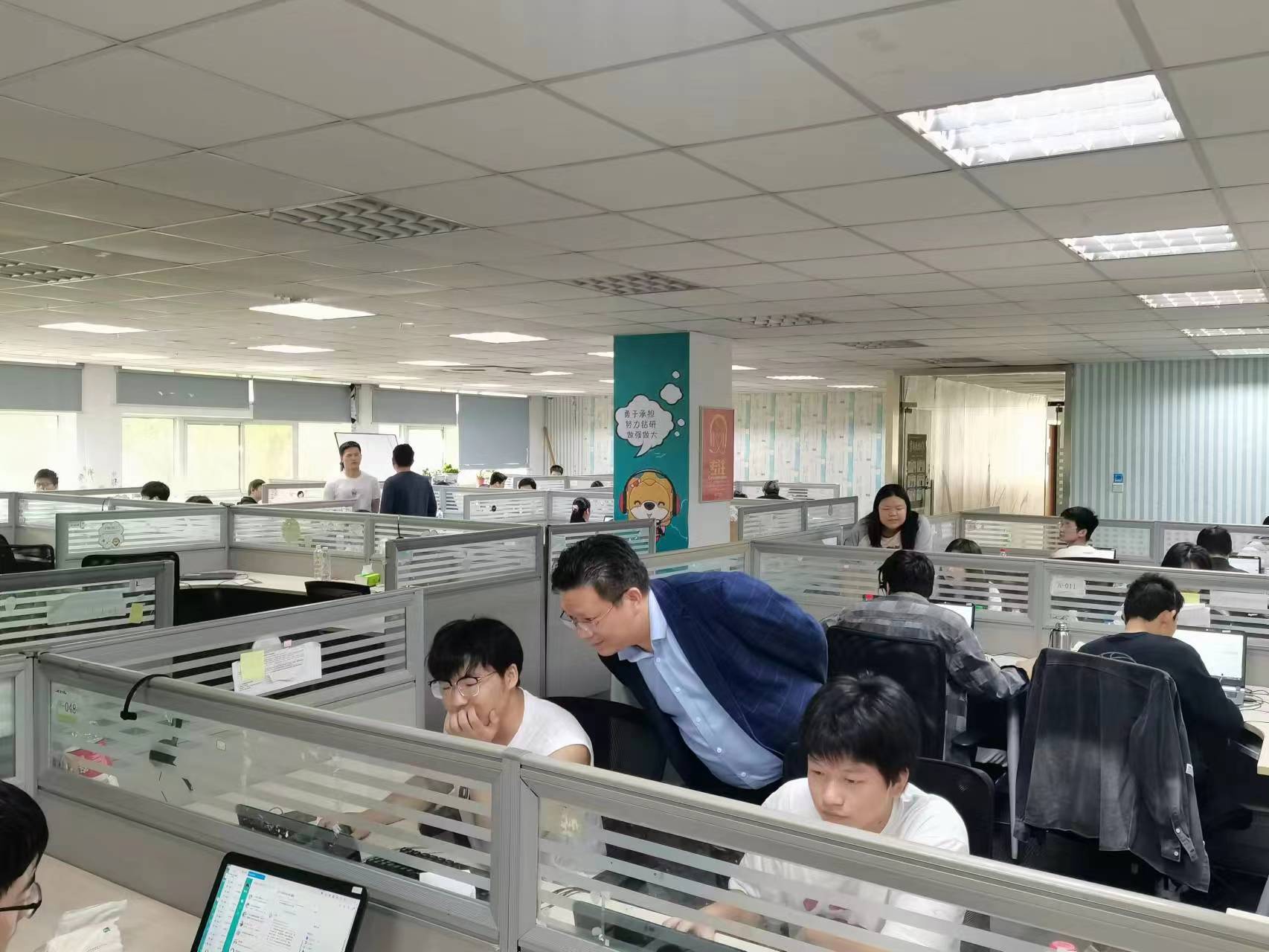 回訪企業(yè)實(shí)習(xí)學(xué)生，關(guān)懷職業(yè)成長道路