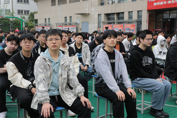 南京新華開(kāi)展“防治校園霸凌，守護(hù)平安校園”主題講座