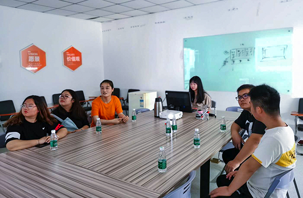 未來有方向 南京新華畢業(yè)班進企業(yè)參觀學(xué)習(xí)