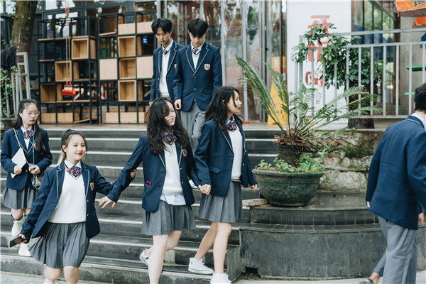 小孩兒初三了學(xué)習(xí)成績(jī)不理想，是上普高還是上職中學(xué)一門技術(shù)？