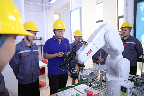 技校學(xué)什么技術(shù)比較好？這 3個(gè)方向讓你逆襲人生