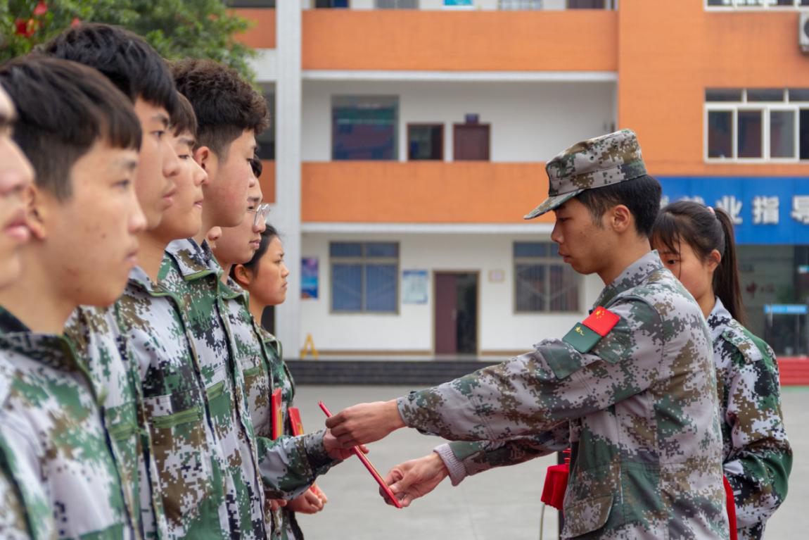 新華“三教三訓(xùn)”之軍訓(xùn)|揮灑汗水書(shū)寫(xiě)迷彩青春！