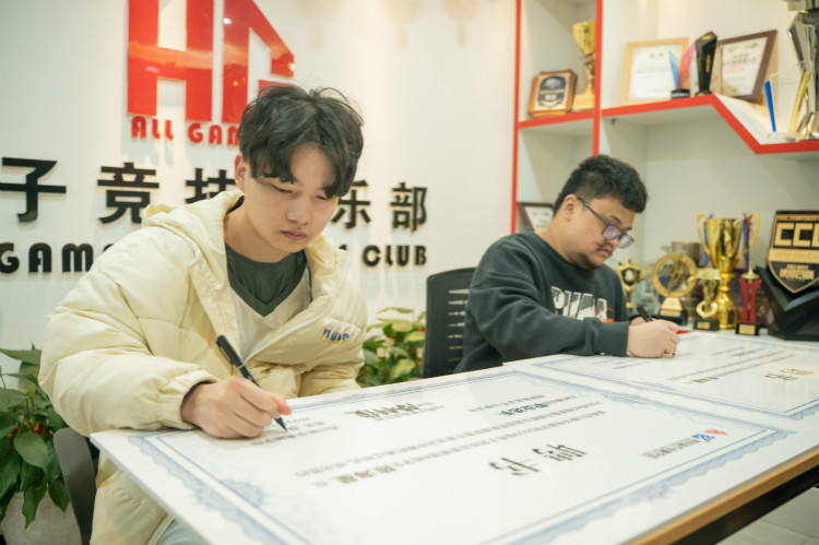 實(shí)力見(jiàn)證！又一新華電腦教育學(xué)子簽約AG俱樂(lè)部！