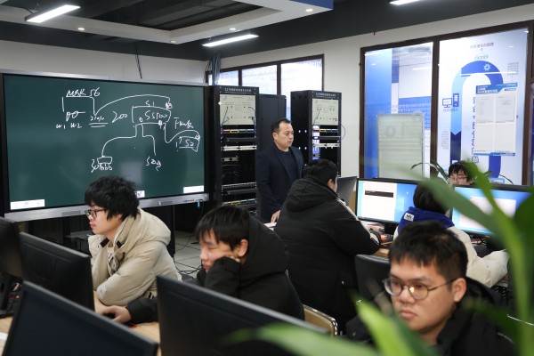 初中成績不好上不了高中怎么辦？南京新華為你點亮技能人生！