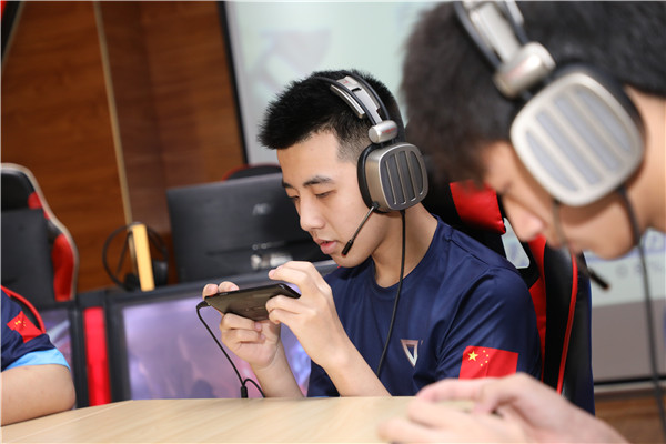 如何看待 Miss 爆料「Faker 年薪 5800 萬，LPL 選手月薪保底 2 萬」？