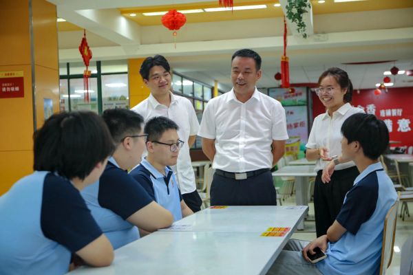 炎炎夏日，心系學(xué)子丨南京新華電腦開展2024級新生慰問活動