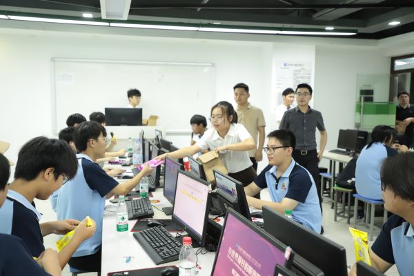 南京新華電腦夏日關(guān)懷行動，助力學(xué)子清涼度夏！