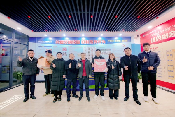 南京新華吳元紅校長晚間慰問查寢，并為學生送關懷！